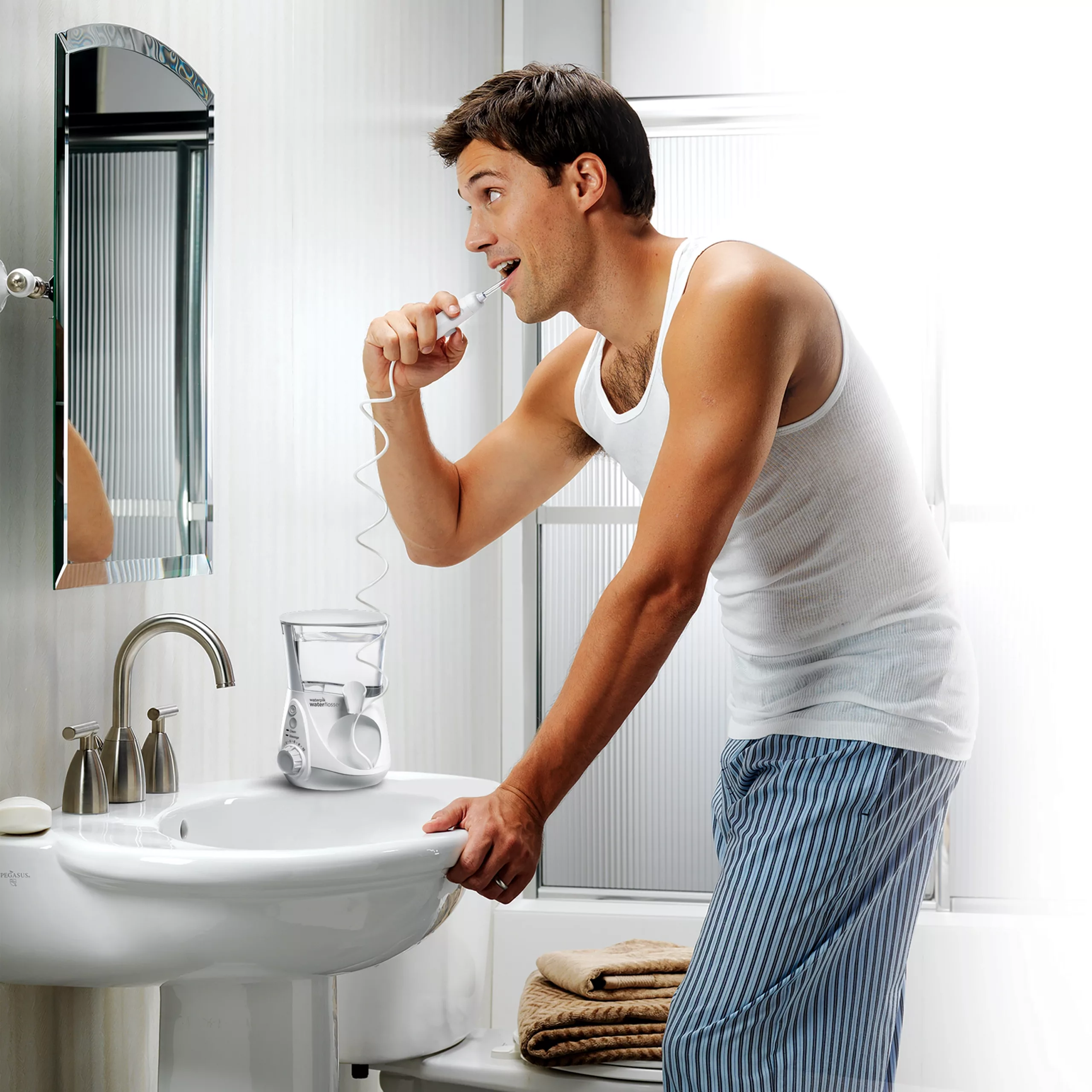 Die Waterpik® Munddusche in der Anwendung.