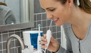 Zähneputzen genügt nicht. Mundduschen helfen bei der Interdentalreinigung.