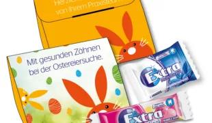 Abb. 1: Fröhlich-bunt und zahngesund: Der Praxis-Ostergruß mit wahlweise einem Extra Strong Mint Mini-Pack à zwei Dragees oder einem Extra for Kids Bubble Gum Streifen.