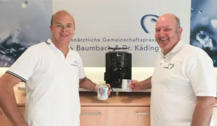 Die Gewinnerpraxis Dr. Baumbach & Dr. Käding ist nun um einen Kaffee-Vollautomaten reicher – zur Freude alle Mitarbeiter.