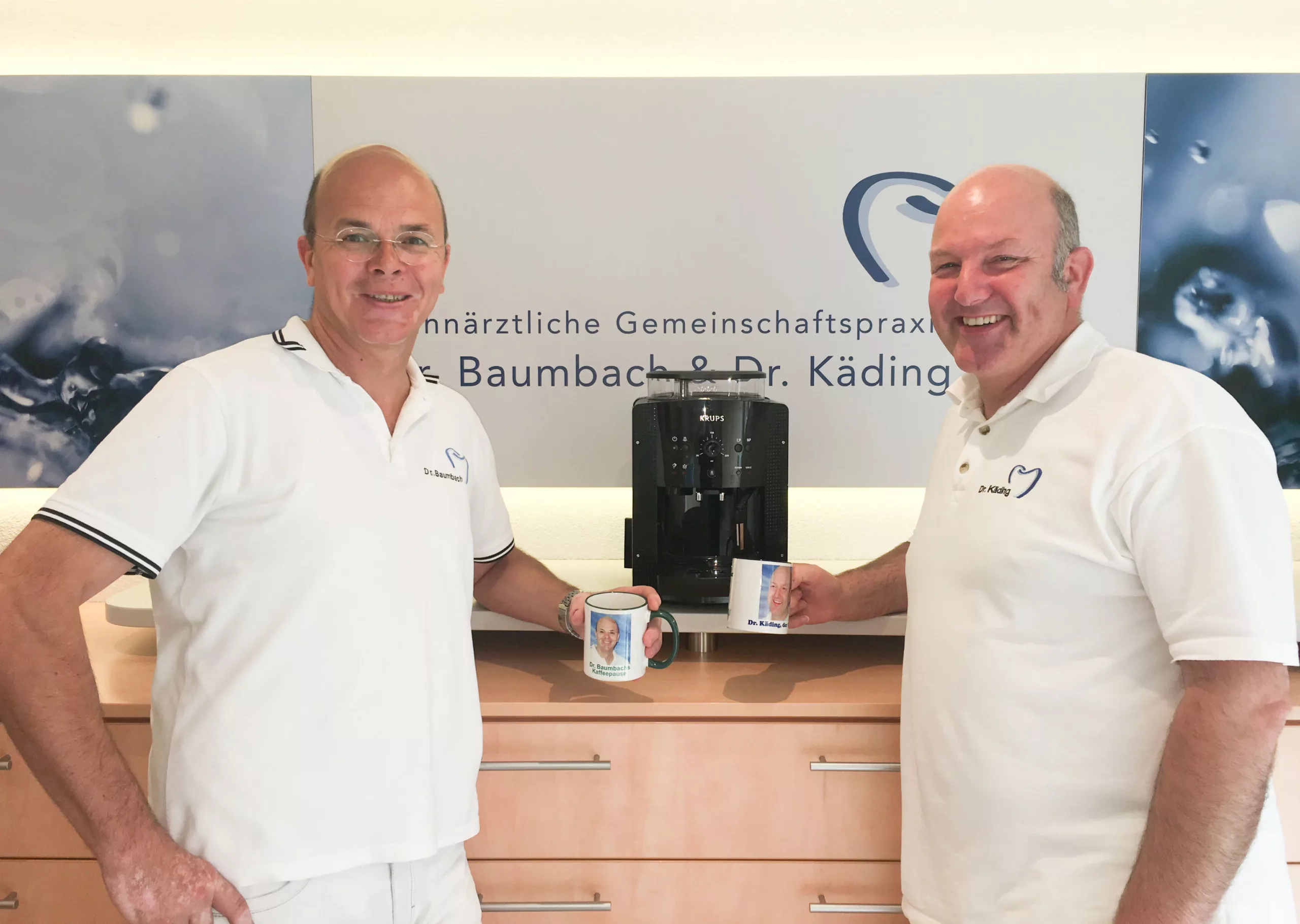 Die Gewinnerpraxis Dr. Baumbach & Dr. Käding ist nun um einen Kaffee-Vollautomaten reicher – zur Freude alle Mitarbeiter.