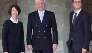 Stabwechsel in der Zahnärztekammer Schleswig-Holstein: Dipl. Kauffrau Nicole Kerling folgt Dr. med. dent. Thomas Ruff als Hauptgeschäftsführerin. Juristischer Geschäftsführer ist Christopher Kamps (rechts im Bild).