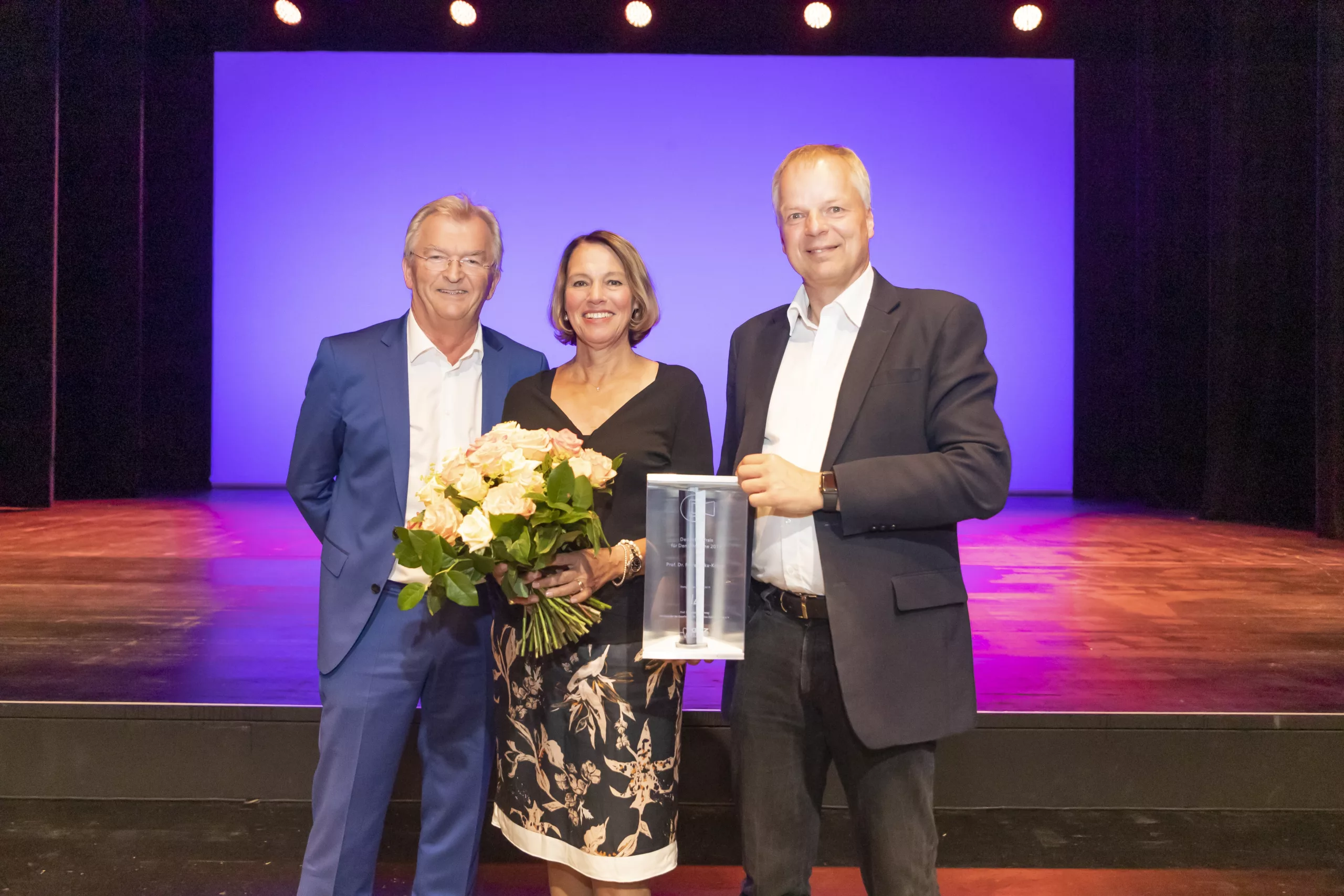 Prof. Dr. Johannes Einwag (links) mit Laudator Prof. Dr. Christof Dörfer und Prof. Dr. Petra Ratka-Krüger, ihr wurde im Rahmen der Sommer-Akademie der diesjährige Deutsche Preis für Dentalhygiene der Gesellschaft für Präventive Zahnheilkunde e. V. (GPZ) verliehen.