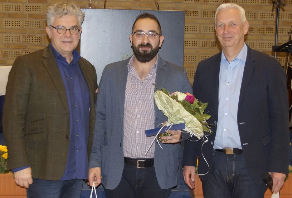 Tarek Albitar (Zahntechnik Dreesen e. K., Bad Oldesloe; Mitte) wurde für die beste Fertigkeitsprüfung ausgezeichnet.