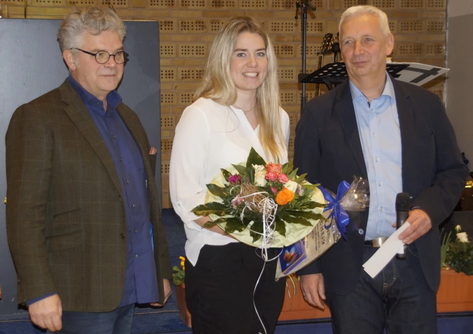Lisanne Brück (Fürst & Diethelm Dentallabor, Flensburg) wurde für das beste Gesamtergebnis und die beste Kenntnisprüfung ausgezeichnet. Links: Obermeister Thomas Breitenbach, rechts: StD Wolf-Ekkehard Schmidt.