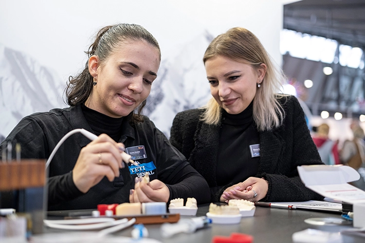Das Ausstellungsangebot der FACHDENTAL Südwest umfasste auch eine breite Produktvielfalt für die Zahntechnik.