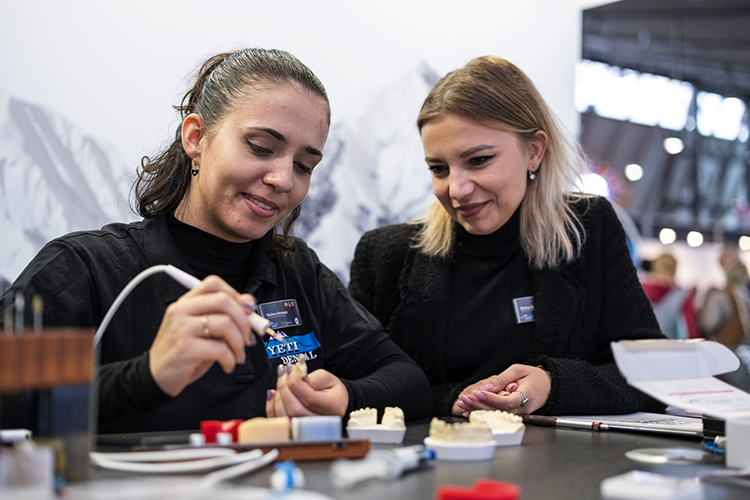 Das Ausstellungsangebot der FACHDENTAL Südwest umfasste  eine breite Produktvielfalt für die Zahntechnik.