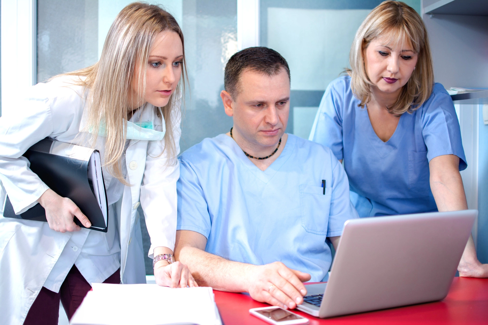 Weniger Bürokratie und dafür mehr Zeit für die Behandlung der Patienten wird gefordert.