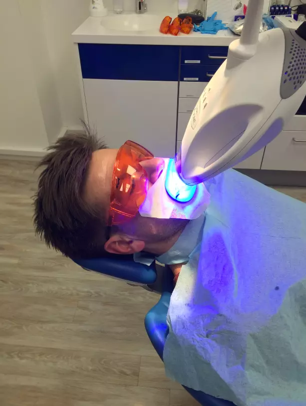 Abb. 3: In-Office-Behandlung mit Philips ZOOM! LED-Lampe.