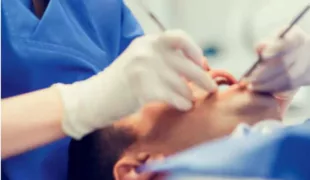 Regelmäßige Implantatnachsorge ist wichtig.