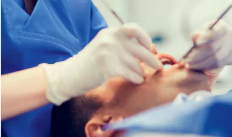 Regelmäßige Implantatnachsorge ist wichtig.