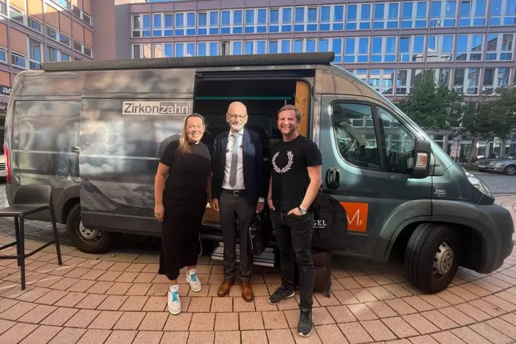 Übergabe des Zirkonzahn-Bus: v.l.: Nicole Schneider, Enrico Steger, Nico Heinrich.