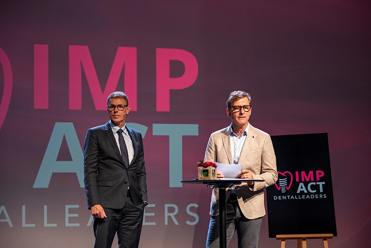 Wie umgehen mit Patienten, die unter einer Zahnarztphobie leiden? Prof. Dr. Dr. Hans-Peter Jöhren (l), Bochum, gab konkrete Tipps. Dr. Sven Görrissen, MSc., Mitglied im DGOI-Vorstand, moderierte die Fragerunde.