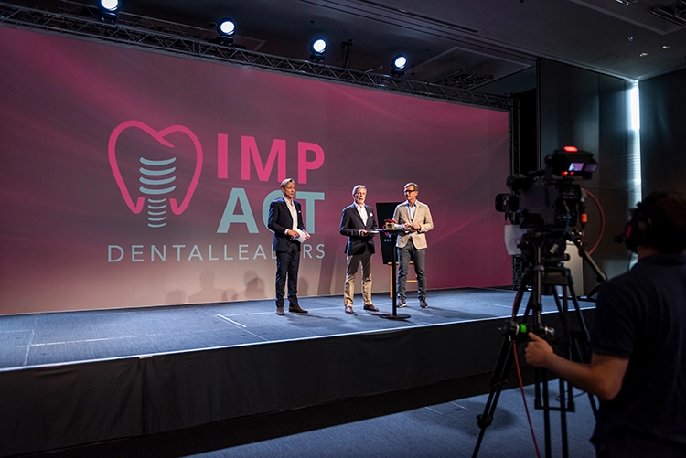 Am Samstagnachmittag verabschiedeten Dr. Jan Klenke, Beisitzer im Vorstand der DGOI, Dr. Kay Pehrsson, Kongresspräsident Dental Leaders, und Dr. Sven Görrissen, MSc., Mitglied im Vorstand der DGOI (v.l.) die Online-Teilnehmenden.
