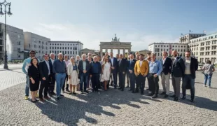 CleanImplant Gipfeltreffen 2023 in Berlin mit 27 Botschaftern und Mitgliedern des Scientific Boards. Sie unterstützen die Stiftung dabei, die Sauberkeit von Implantatoberflächen als nachvollziehbares, klinisch relevantes Qualitätsmerkmal zu etablieren.
