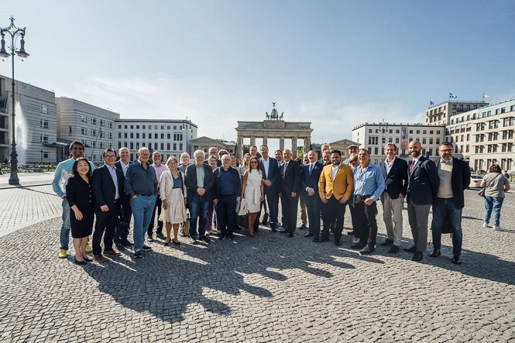 CleanImplant Gipfeltreffen 2023 in Berlin mit 27 Botschaftern und Mitgliedern des Scientific Boards. Sie unterstützen die Stiftung dabei, die Sauberkeit von Implantatoberflächen als nachvollziehbares, klinisch relevantes Qualitätsmerkmal zu etablieren.