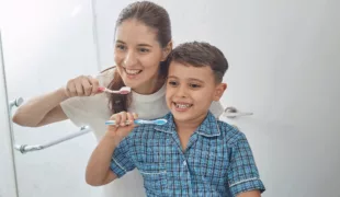 Die Kampagne von Signal „Brush,Story, Sleep“ zum abendlichen Zähneputzen für Kinder ist am 20. März zum Welttag der Mundgesundheit gestartet.