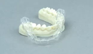 Passgenaue Aligner-Schienen auf 3D-Druckmodellen, hergestellt mit dem Raise 3DPro2 oder Raise 3D E2-Drucker.