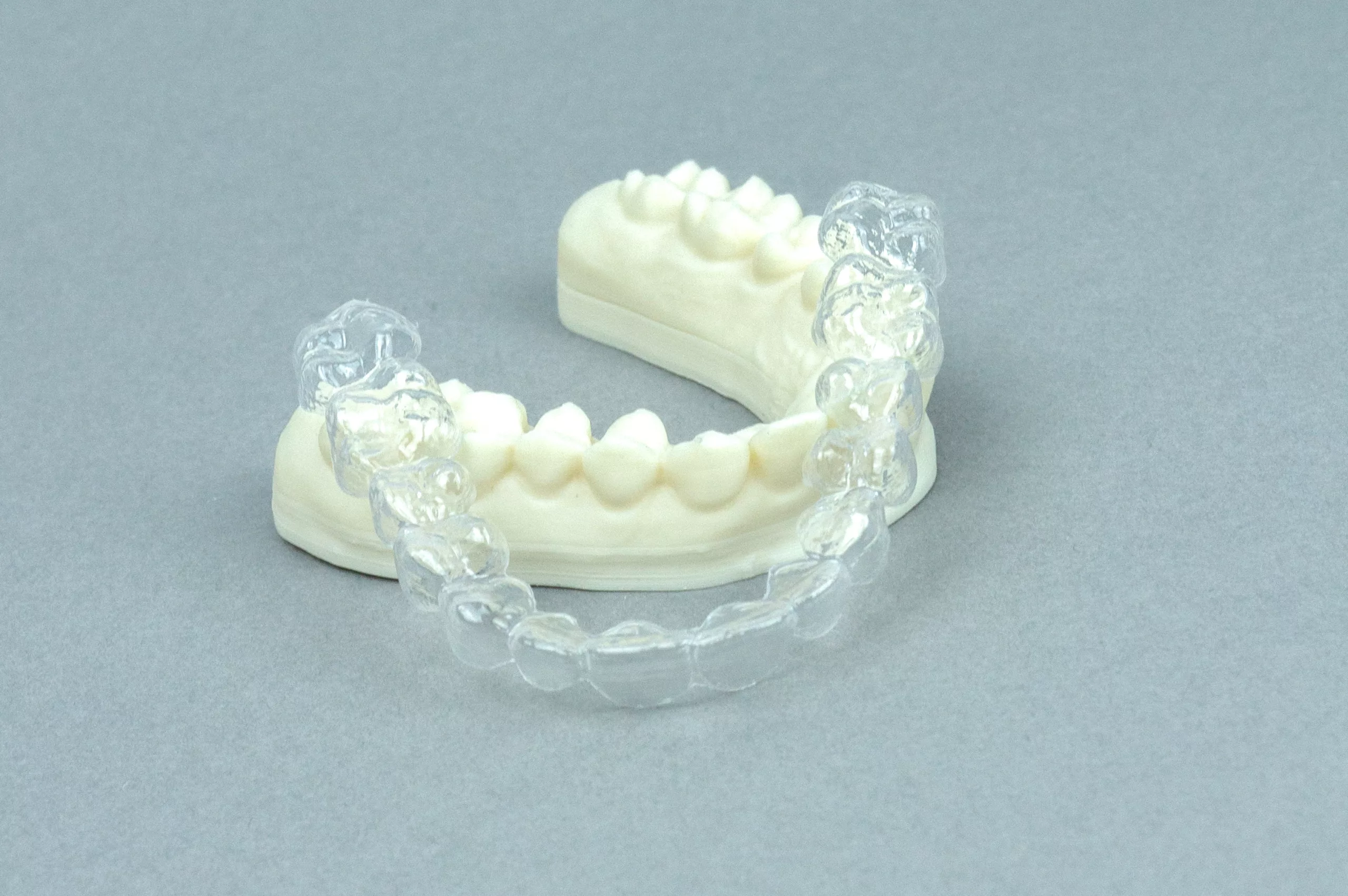 Passgenaue Aligner-Schienen auf 3D-Druckmodellen, hergestellt mit dem Raise 3DPro2 oder Raise 3D E2-Drucker.