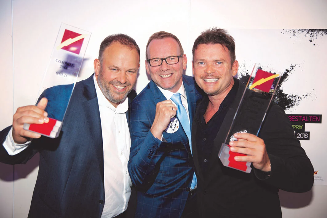 Klaus Spitznagel, Wolfgang Richter von PERMADENTAL und Lars Kroupa (WHITE & WHITE) freuen Sie über die Auszeichnung (v.l.).