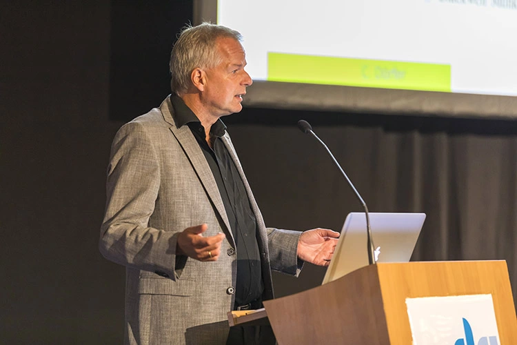 Abb. 2: Prof. Christof Dörfer betonte die Notwendigkeit der häuslichen Mundhygiene als Basis der parodontalen Gesundheit.