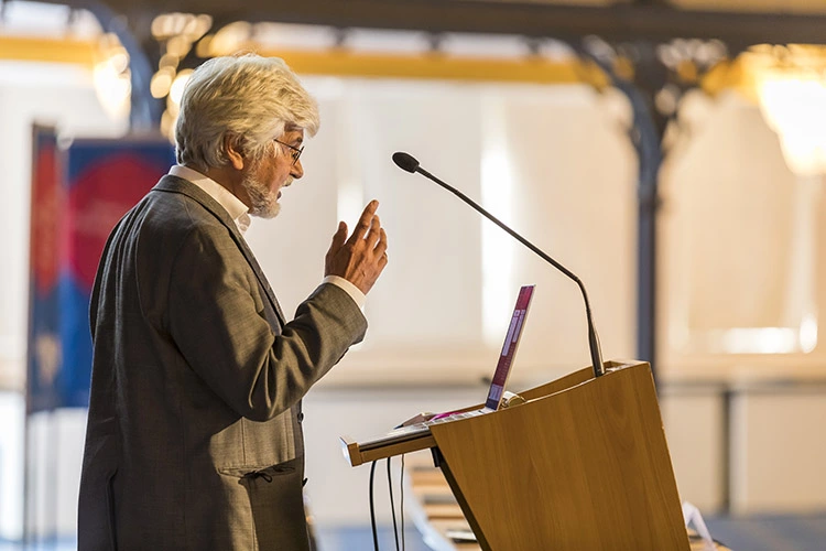 Abb. 1: Prof. Thomas Kocher stellte im Online-Symposium Kritikpunkte zu den Leitlinien dar. Er sprach außerdem (hier in Stuttgart) zum Thema „PMPR als Kassenleistung“.