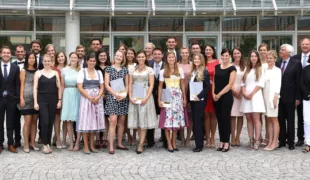 Junge Zahnmediziner feierten ihr Examen am 22. Juli während eines Festaktes im Universitätsklinikum 	Regensburg.