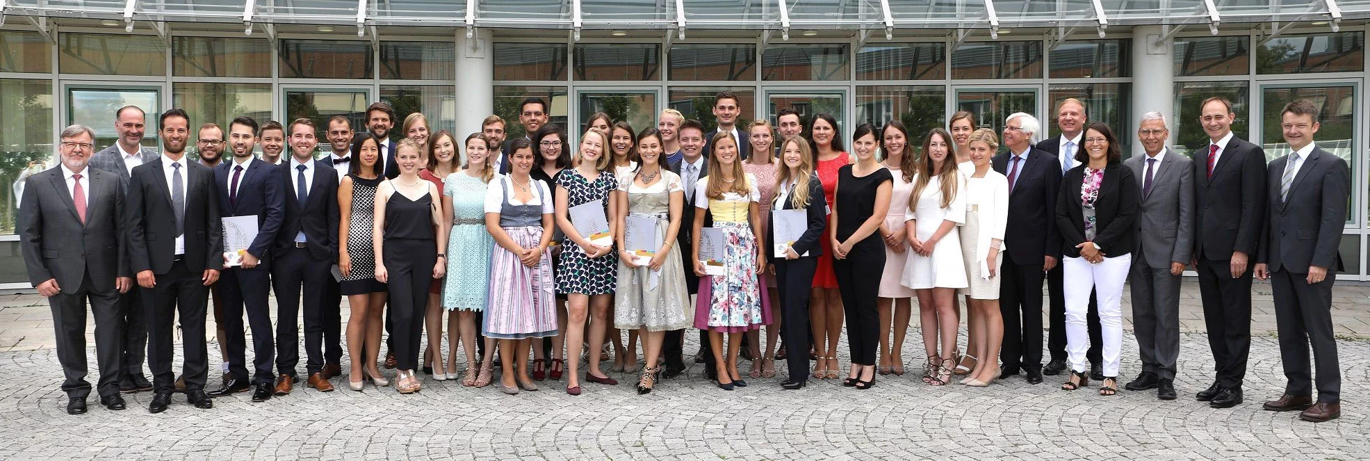 Junge Zahnmediziner feierten ihr Examen am 22. Juli während eines Festaktes im Universitätsklinikum 	Regensburg.