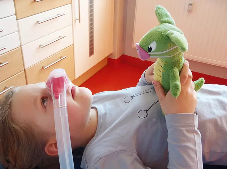 Abb. 4: Aurika, 5 Jahre, fühlt sich mutig durch Unterstützung von Lilly, dem kleinen Lachgasdrachen.