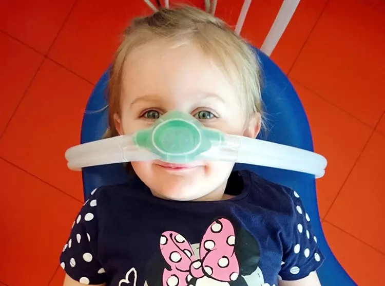 Abb. 6: Diese kleine Patientin demonstriert, dass sie die Nasenatmung einwandfrei beherrscht: Dann kann es ja losgehen!