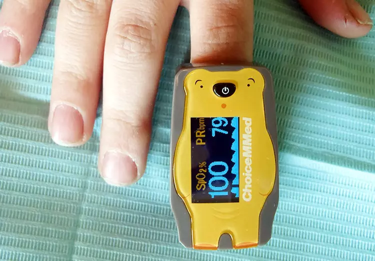 Abb. 7: Den kleinen Pulsoximeter-Gummibär lassen die Kinder gerne während der Behandlung auf ihrem Zeigefinger sitzen und sich dort ausruhen.