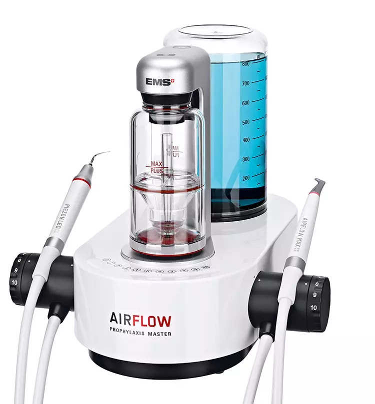 Abb. 3: Mit einem modernen Tischgerät (AIRFLOW® PROPHYLAXIS MASTER,
EMS) und zugehörigem Handstück (AIRFLOW® MAX) ist das Biofilm-Management
nach einer aktuellen Studie bis zu fünfmal sparsamer als mit Vergleichsprodukten
(26).