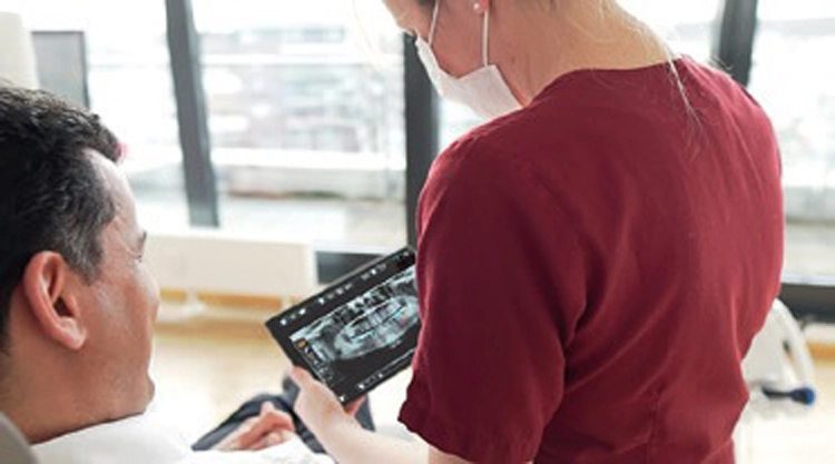 Abb. 7: Im Beratungsgespräch kann der Patient anhand der farbig hervorgehobenen Befundung den Therapievorschlägen der Zahnärztin mühelos folgen. Die digitale Auswertung inklusive aller Dokumente und Gesprächsprotokolle kann dem Patienten verschlüsselt via E-Mail zugeschickt werden, sodass er die Empfehlungen auch zuhause nachbereiten und dank der großen infoskop-Datenbank an Illustrationen und erklärenden medizinischen 3D-Videos nachbereiten und verstehen kann.