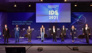 Freuen sich auf die IDS 2021: Dominik Kruchen (2.v.l.), Präsident des VDZI, hier während des diesjährigen Europäischen Presse-Gesprächs des Verbandes der Deutschen Dental-Industrie (VDDI) mit Dr. Peter Engel (l.), Past-Präsident
der BZÄK, Dr. Marc