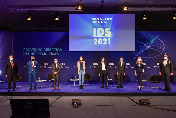 Freuen sich auf die IDS 2021: Dominik Kruchen (2.v.l.), Präsident des VDZI, hier während des diesjährigen Europäischen Presse-Gesprächs des Verbandes der Deutschen Dental-Industrie (VDDI) mit Dr. Peter Engel (l.), Past-Präsident
der BZÄK, Dr. Marc