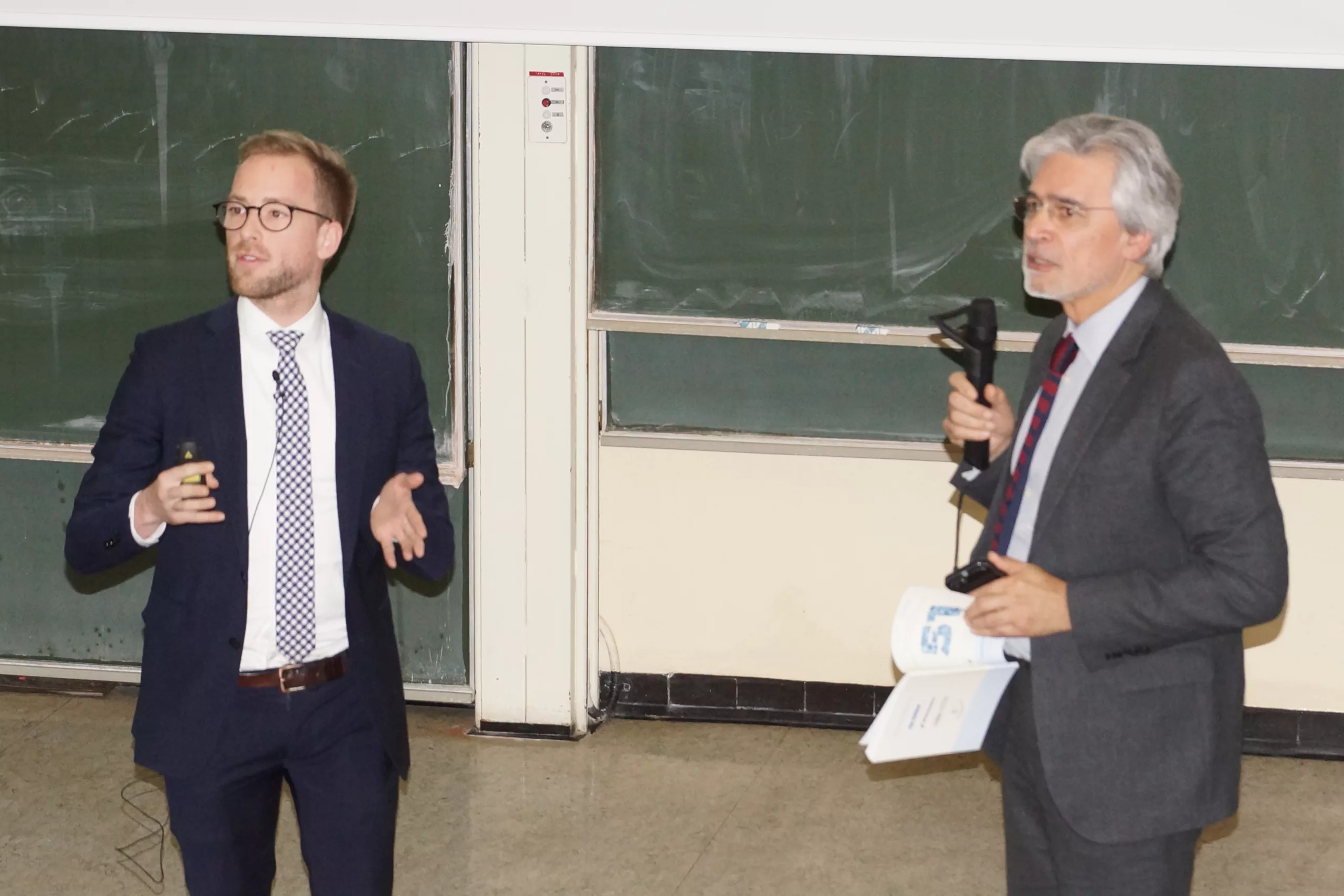 Dr. Tobias Fretwurst (links) mit dem Past-Präsidenten der AfG der DGZMK Prof. Dr. Dr. Ralf J. Radlanski.