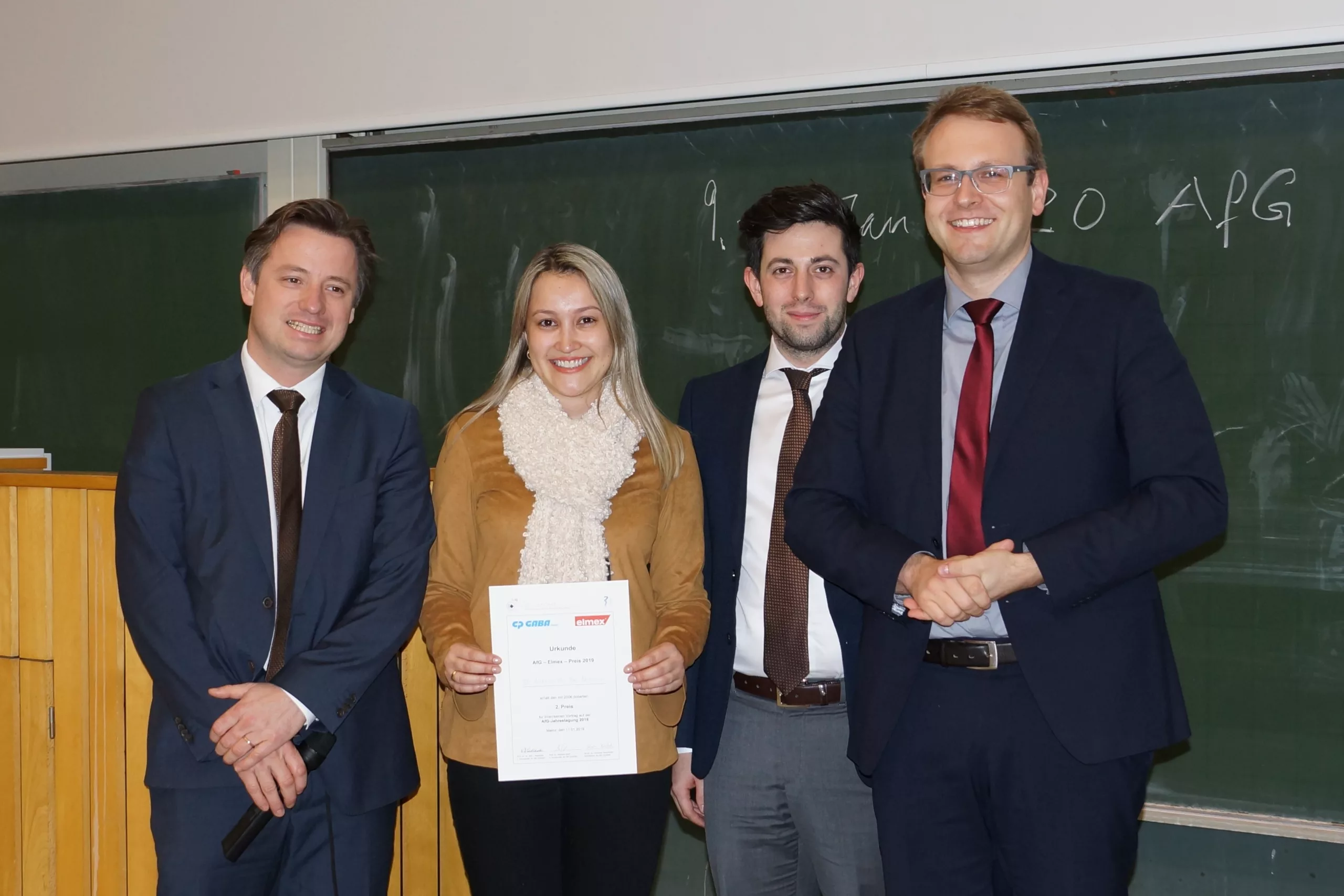 Dr. Andressa Vilas Boas Nogueira mit dem neu gewählten Vorstand der AfG der DGZMK (v.li.): Prof. Dr. Michael Wolf (Präsident) und Dr. Fabian Cieplik (Schriftführer).