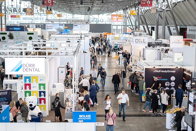 164 ausstellende Unternehmen präsentierten auf der FACHDENTAL Südwest 2022 Produkte und Dienstleistungen aus den Bereichen Zahnmedizin, Zahntechnik und Labor.