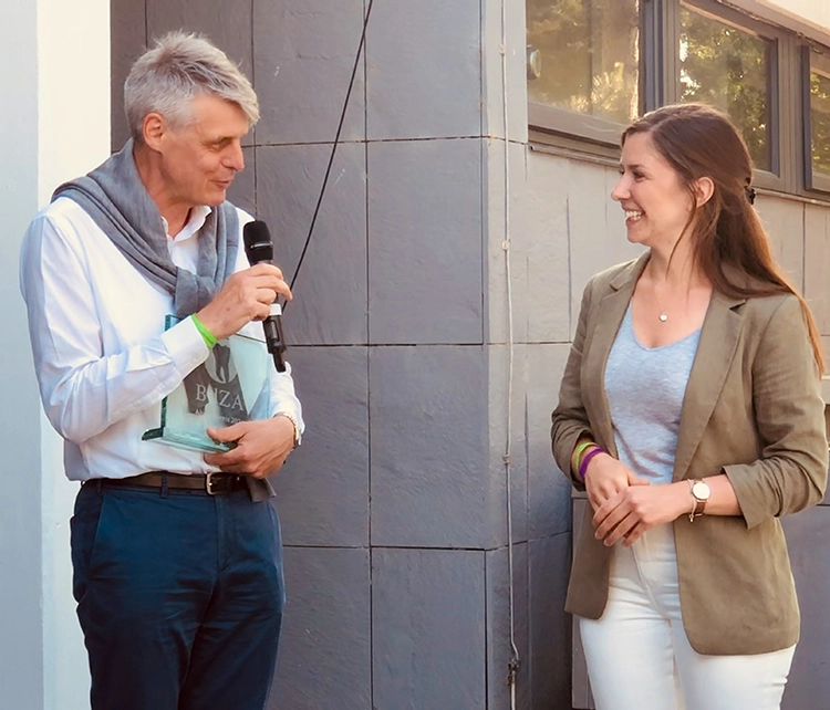 Dr. Marie Steegmann übergibt den diesjährigen ALUMNIPreis des BdZA an Prof. Thomas Attin.