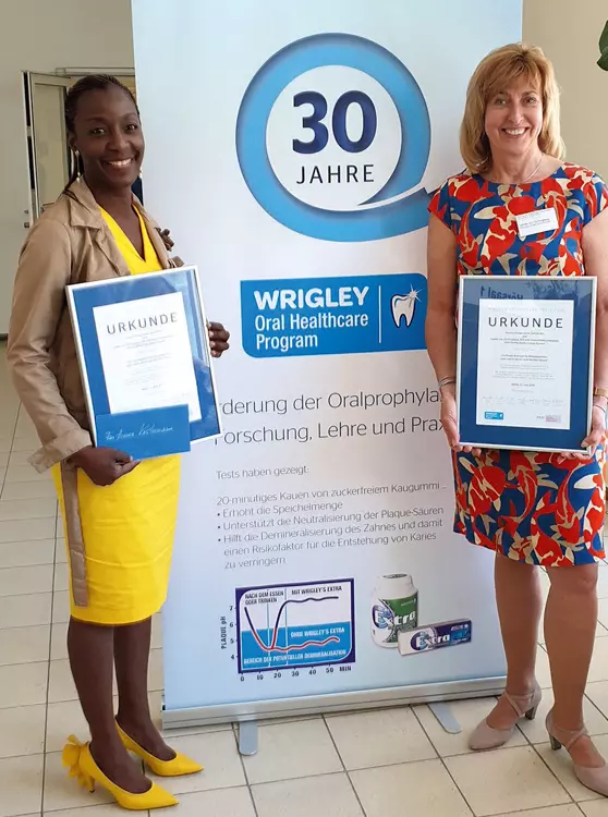 Die Autorinnen erhielten in diesem Jahr den Wrigley Prophylaxe-Preis in der Sonderpreis-Kategorie „Niedergelassene Praxis & gesellschaftliches Engagement“ für ein Praxiskonzept für Risikopatienten unter 6 Jahren und darüber hinaus – mit intensiver Elternarbeit.