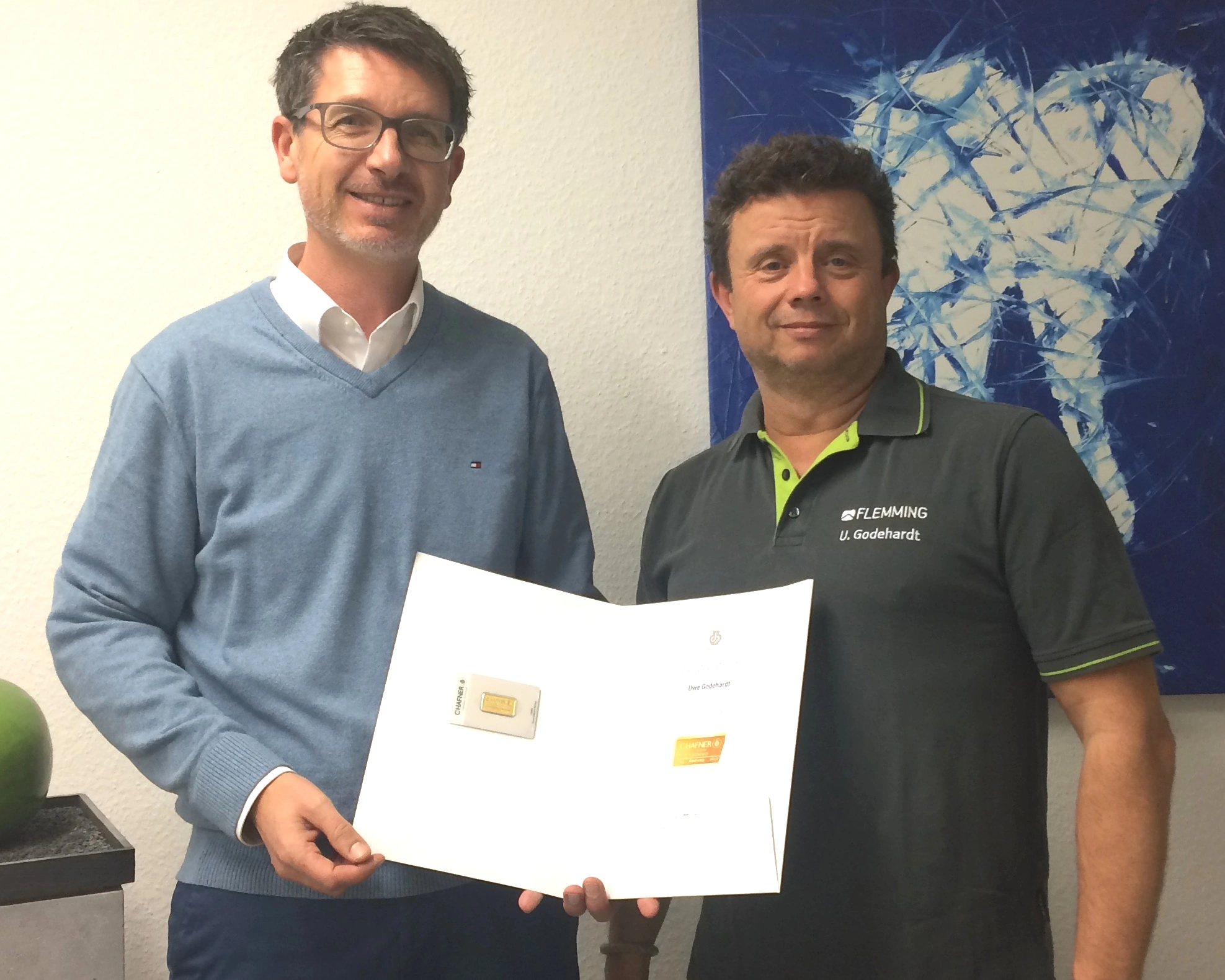ZTM Godehardt (rechts) bekommt seinen C.HAFNER Goldbarren von Volker Specht überreicht.