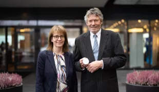 Die Adolph-Witzel-Medaille wurde durch die Präsidentin der DGZ,
Professorin Dr. Annette Wiegand, an Prof. Dr. Joachim Klimek aus Gießen
übergeben.