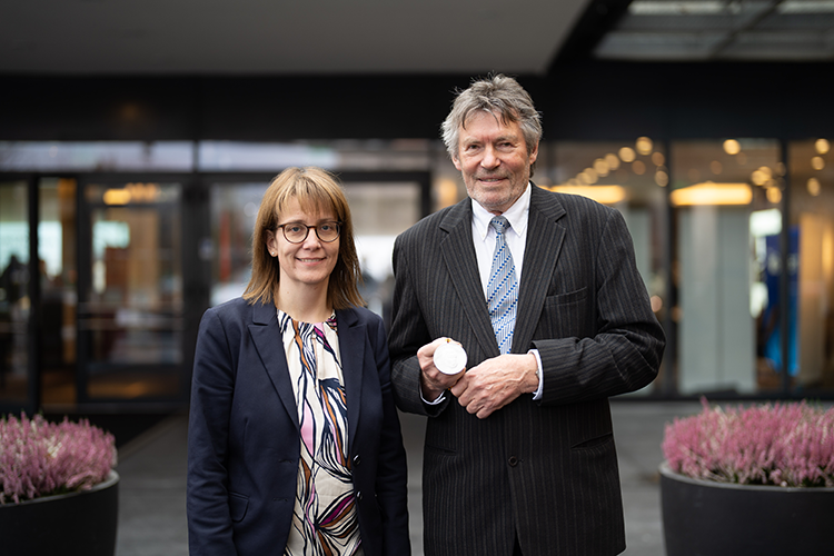 Die Adolph-Witzel-Medaille wurde durch die Präsidentin der DGZ,
Professorin Dr. Annette Wiegand, an Prof. Dr. Joachim Klimek aus Gießen
übergeben.