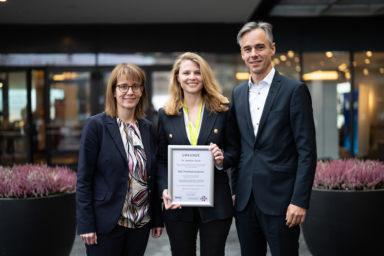 Die Preisträgerin des DGZ-Publikationspreises 2023
Von links: Professorin Dr. Annette Wiegand, Präsidentin der DGZ, Dr. Madline Gund,
Preisträgerin des DGZ-Publikationspreises, Professor Dr. Sebastian Paris, Präsident-
elect der DGZ.
