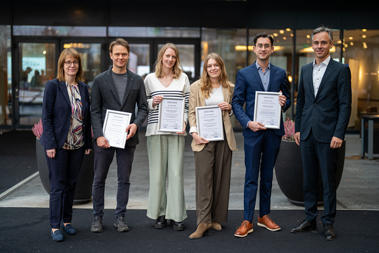 Die Preisträgerinnen und Preisträger des DGZ-Oral-B-Preises
Von links: Professorin Dr. Annette Wiegand, Präsidentin der DGZ, Dr. Tim Hausdörfer, 
Preisträger Göttingen, Dr. Tara Groß, Preisträgerin Freiburg, Dr. Ella Ohlsson, 
Preisträgerin Erlangen/Regensburg , Dennis Palsa, Preisträger Leipzig, Professor 
Dr. Sebastian Paris, Präsident-elect der DGZ.