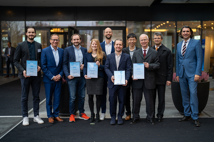 Die Preisträgerin und Preisträger des Dental Innovation Awards
Von links: Thierry Werren, Preisträger Bern (CH), Professor Dr. Dirk Ziebolz, 
Preisträger Leipzig, Priv.-Doz. Dr. Gerhard Schmalz, Preisträger Leipzig, Dr. Julia 
Ludwig, Preisträgerin Würzburg, Priv.-Doz. Dr. Andreas Kessler, Preisträger München, 
Dr. Elias Walter, Preisträger München, Po-Chun Tseng, Preisträger München, Prof. Dr. 
Karl-Heinz Kunzelmann, Preisträger München, Professor Dr. Peter Rösch, Preisträger 
Augsburg, Professor Dr. Hendrik Meyer-Lückel, Vorstand der Stiftung Innovative 
Zahnmedizin.