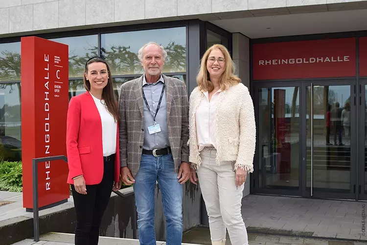 Der Vizepräsident der DGPZM, Dr. Lutz Laurisch aus Korchenbroich, beglückwünschte 
die Preisträgerinnen des DGPZM-Praktikerpreises sponsored by VOCO, Dr. Alexandra Wolf 
aus Berlin (links) und Drs. Johanna Kant aus Oldenburg.