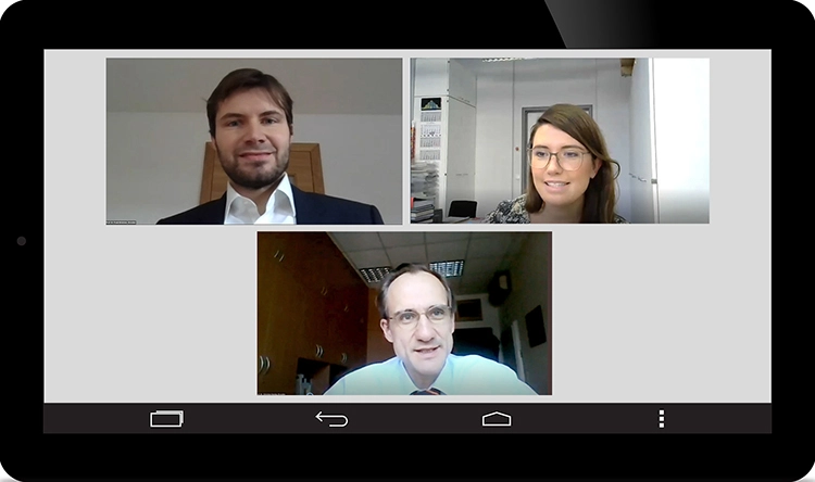 Bild 1: Die Referenten der Impulsvorträge, Prof. Dr. Frank Brückner/Dresden und Dr. Julia Walther/Dresden (oben) bei der Diskussion mit Prof. Dr. Christian Hannig/Dresden, Präsident der DGZ.