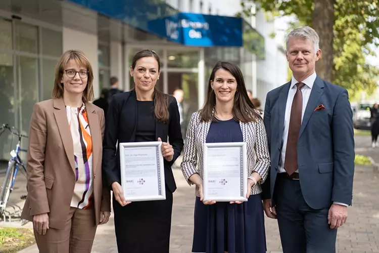 Bild 2: Neue DGZ-Spezialistinnen für Zahnerhaltung (präventiv/restaurativ)
v.l.: Prof. Dr. Annette Wiegand (DGZ-Präsidentin, Göttingen), Prof. Dr. Olga Polydorou, Dr. Clara Muscholl (DGZ-Spezialistinnen, Freiburg und Heidelberg), Prof. Dr. Rainer Haak (DGZ-Past-Präsident, Leipzig)