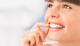 Für den Patienten ist die Aligner-Therapie besonders angenehm, da sie das Sprechen und Lachen durch den nahezu unsichtbaren Aligner nicht beeinträchtigt.